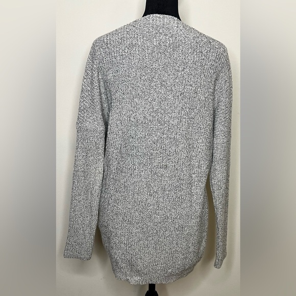 TOPSHOP faux wrap V neck knit sweater
Gray/black Longer in back. Size 8 med
EUC - Picture 4 of 7